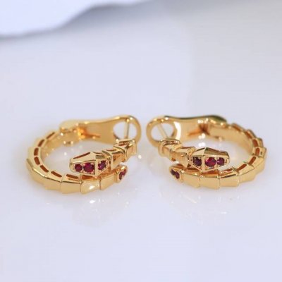 粉钻宝格丽耳钉 纯银耳针+亚金材质。带Logo 电镀18K。蛇耳钉 饰以密镶钻石 蛇作为性感与美丽的象征 这种图腾可追溯到古希腊和罗马神话 象征智慧 活力与魅力