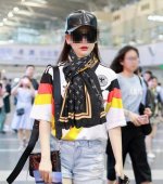 上新Lv银丝2025 最新款闪闪发光顶级设计太美了，真心赞 羊绒绒长巾 实物真心美 披肩配以印花无论设计喷绘都是非常到位细节都可见整个围巾给人大牌气场的同时又非