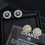 chanel 香奈儿经典款水钻圆形耳钉 像太阳花一般，镶嵌一圈水钻，拍照的时候，在阳关下超级 Blingbling，反射出的光，好晃眼 圆形+双C的设计，很经典