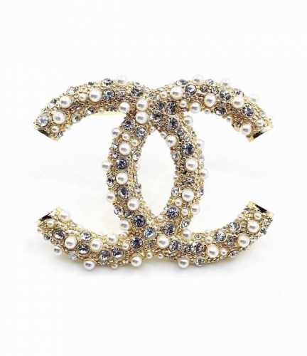 Chanel 小香新款珍珠满钻双C胸针,高端品质，专柜同材质，真正黄铜，离子电镀，独家实拍图做工精致细腻，重工版本，超级仙女唯美的一款，做工超级细心无漏洞，媲美