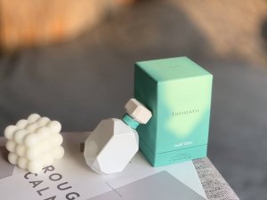 专柜品质 重磅推出 年蒂芙尼香水雪球限量版50Ml 前调:橘子 中调:鸢尾花 后调:广雚香 麝香 是一款花香调女士香水 味道温和清新 甜美洁净 充满阳光活力