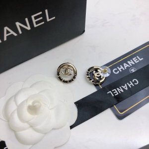 Chanel香奈儿新款耳钉 耳环热销款 市面最高版本！专柜1:1款式开模 专柜原版黄铜材质！小香经典Logo香奈儿耳钉 女神必备 超级显瘦耳钉