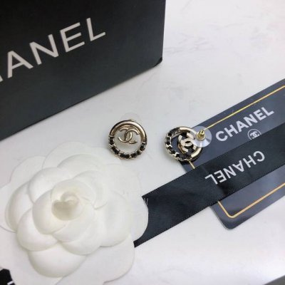 Chanel香奈儿新款耳钉 耳环热销款 市面最高版本！专柜1:1款式开模 专柜原版黄铜材质！小香经典Logo香奈儿耳钉 女神必备 超级显瘦耳钉