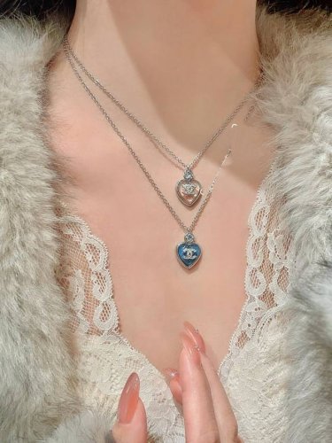 编号Xxl0275蓝色 编号Xxl0370粉色 Ch*Nel最新款蓝色爱心项链 一致Z批黄铜材质 这个粉色真的被低估了是高级的透粉，不会太粉嫩但是又不失甜美 琉