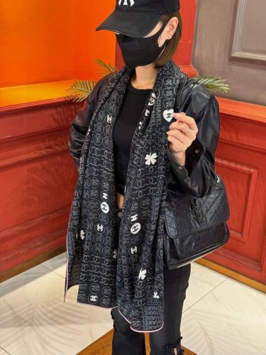 上新 Chanel 经典茶花优雅Coco风，Chanel最新菱格丝绒大方巾~气质到骨子里，香奶奶新一季的面料超高级，真心超级柔软，丝丝顺滑，韧性很强 不容易被轻