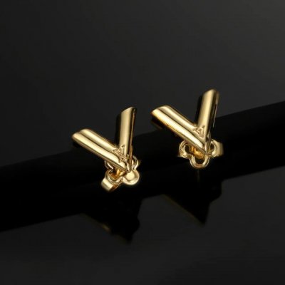 Louls Vultton 路易~威登 字母耳钉 原装打版代购级别 市场最好版本 Lv耳钉 专柜一致黄铜材质 火爆款出货 设计独特 复古前卫 美女必备