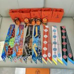 爱马仕Hermes “名人电梯”Twilly小丝巾 Twilly小丝巾 100%桑蚕丝 这款小巧的真丝配饰佩戴方式千变万化，可为您的日常造型增添灵动妙趣 法国制