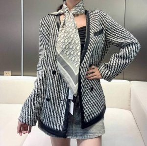 D家专柜经典主打款 D老花双面90 真丝方巾 这款Diortwin方巾采用双色双面设计，向标志性的Obique印花致敬，采用桑蚕丝斜纹面料精心制作，搭配手工缉面