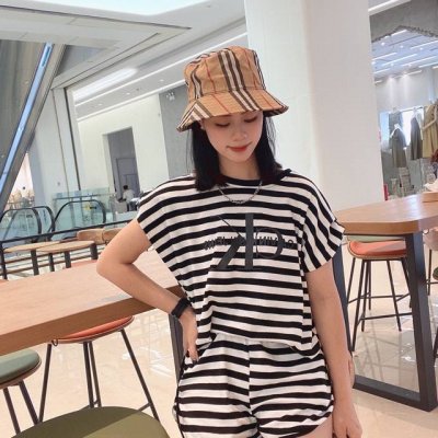 burberry 巴宝莉 官网同款新款渔夫帽，大牌高级十感足！简约尚时风，男女同款！高质品，尊享品质感！材质:100%棉 头围:57Cm