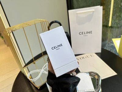 专柜品质 Celine的Black Tie 礼服香水，简直是让人欲罢不能味道。作为中性风格的香水，有着十足的侵略性的味道。虽然很浓但是一点也不上头，太适合干冷的