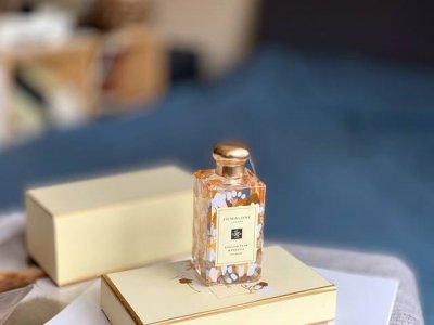 专柜品质 年Jomalone祖马龙 祖玛珑 新年限定 英国梨与小苍兰香水 100Ml 初熟秋梨的感性清爽包围在白色小苍兰花束中，又因琥珀、广藿香和木香而愈加芳醇