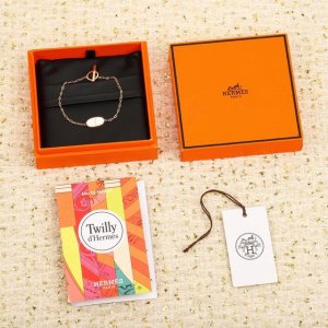 207877 我们出品 猪鼻子手链 ，可订做18K真金真钻版，只做对版真金货，价询客Fu 明星、网红、名媛都难以抗拒！ 酷劲十足的经典标志 古今中外时尚浪尖上的