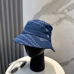 新款香奈儿Chanel2025p高版本牛仔渔夫帽 有浅蓝色和深蓝色两种款式 选用优质牛仔面料 质地坚韧且富有质感 佩戴舒适 帽身印有精致的白色圆环图案 并搭配品
