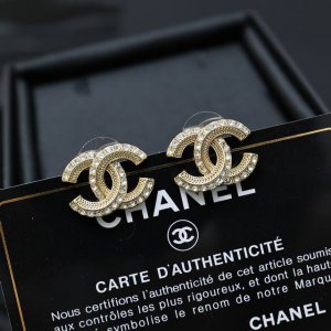 Chanel 双C半钻搭配经典麦穗纹理耳钉 日常百搭 经典小香元素 女人味十足 让人爱不释手的一款
