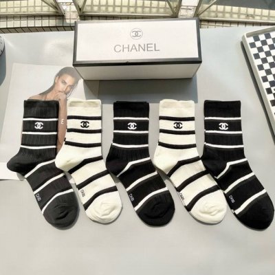 配包装 一盒五双 Chanel香奈儿 网红爆款 好看到爆炸 欧美大牌中筒袜潮人必不能少的专柜代购品质 袜子 搭配起来超高逼格 时髦度爆表啊啊啊啊 推荐推荐推荐