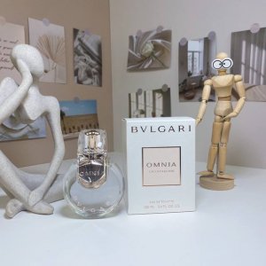 高端品质 车轮Bvlgari 宝格丽新款晶莹白水晶女士香水100Ml 木质花香调 前调:竹子梨 中调:莲花醋栗叶茶叶 后调:麝香橡木苔愈创木