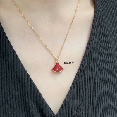 V金材质 新款 高级精工版。宝格丽新款扇形小裙子项链 高级原版扣 原版刻字 美腻 小裙子 一比一定制火爆 小裙子扇形 项链奢侈美丽