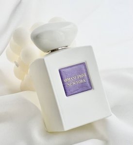 专柜品质 阿玛尼私藏系列纽约限定香水100Ml 这个系列的瓶子设计 白色不透明玻璃瓶淡紫色盖子很高级感 香草鸢尾克什米尔木味道 持香 扩散度中等偏上 温和的木质