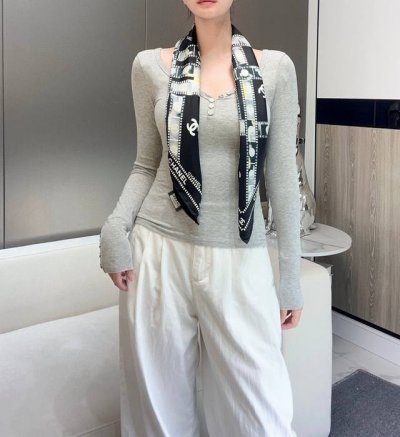 强推～可当抹胸穿的Chanel丝巾 18Mm顶级真丝双面同色丝巾 复古胶片图案的设计风格 真的超级好搭配 上身即是摩登时尚女郎 配色超显气质 随便怎么搭，都是时