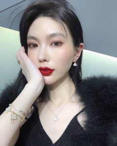 绿色 其他 我们出品 五花手链 Z批 00+ Z批为真金真钻的珠宝类，可订做真金真钻版，价询客Fu 精工纯银厚金电镀，终于给我做出来了，市面上万万千版本，，再看