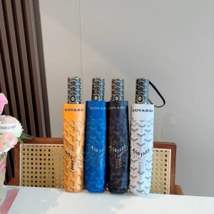 Goyard戈雅 三折自动折叠伞 热卖款 时尚指数爆表 不论晴天雨天使用都相得益彰 拥有它感受风从身体经过的感觉 留下沁人的芬芳 时尚达人必备哦 原单代工级品质