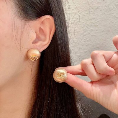 Chanel香奈儿 中古 耳钉小香家的款式真心无需多介绍每一款都超好看，精致大方，非常显气质