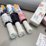 Chanel 香奈儿 玫瑰花头手柄 三折自动折叠晴雨伞 阻隔99%直射伞面的紫外线 杜绝夏季晒伤 清爽出行 选用铝合金+玻纤 抗风雨性能佳 简单方便 展现档次与
