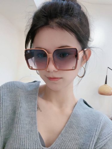 Dior-迪奥 2025开春新款 潮流爆款 时尚方框偏光太阳镜 高品质 佩戴舒适 网红潮款墨镜 女士高清尼龙偏光太阳镜 高品质Tr镜框 型号：Cd1277