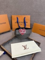 本款 Lv Shield 双面腰带出自 2024 秋冬时装秀 字母与 Monogram 花卉，展现西部牛仔的灵感启发。双重缝线穿梭于皮革内外两侧，成就多种造型可
