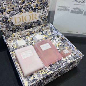 专柜品质 圣诞礼物 Dior迪奥花漾甜心全身香氛三件套 圣诞礼盒 实拍现货内含：沐浴露200Ml，身体乳200Ml，香水小样5Ml。 整套都是淡淡的香水味道，清