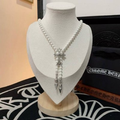 Chrome Hearts克罗心珍珠项链 酷感十足的十字架元素 张扬又个性 搭配珍珠 光泽温润 柔美又矜贵 酷飒与优雅融合 风格直接拉满 实物美炸 出街回头率爆