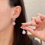 chanel香奈儿 中古 双C耳钉原版复刻Logo 小香家的款式真心无需多介绍每一款都超好看，精致大方，非常显气质.