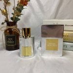 专柜品质 Tom Ford 汤姆福特鎏金花影香水 Tf香水 花香 Ml 前调热情清新 青绿香柠檬与辛辣粉红胡椒碰撞，打造金属质感，清冽迅速散发 中调馥郁浪漫 白