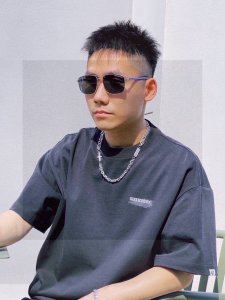 新款品牌：阿玛尼Armani 原单品质男士女士偏光太阳镜 材质：高清宝丽来偏光镜片、板材印字Logo镜腿。看细节就知道大师手工制作设计，做工精致，高端大气，适