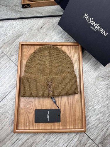 特价 。Ysl。福利！ 细毛线针织单帽 新款上架，特别实惠的一个系列帽子，面料：细毛线。密度紧致！毛线针织面料手感舒适透气性好！款式新颖别致！出街必备单品，减龄