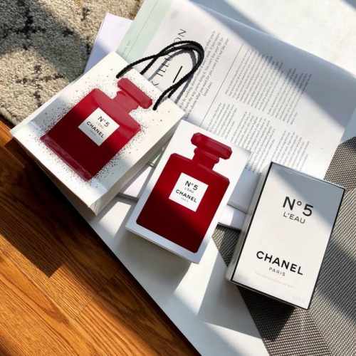 110原单品质 Chanel 18圣诞跨年限量系列，5号纪念版香水。小香最为经典之作的香水，非常适合圣诞送人。 整个系列分淡、浓两种味道，大家可以根据不同年龄和