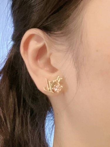 我们出品 Z批 5010 量大咨询客Fu Lv粉钻不对称耳钉 美爆了这款 一眼心动奥地利特别定制的施华洛世奇水晶 终于完美出货啦太美太爱了设计完美融入Monog