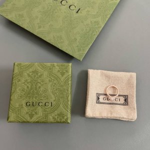 我们出品 古花朵链条戒 Z 0 绝美均码 平时戴6 7码尺寸适合戴 超级唯美的设计 玫瑰金的颜色搭配施华洛珍珠和施华洛钻 超级Bling 戒圈的内圈外圈都是链条