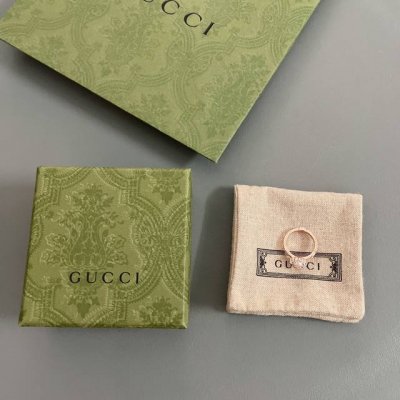 我们出品 古花朵链条戒 Z 0 绝美均码 平时戴6 7码尺寸适合戴 超级唯美的设计 玫瑰金的颜色搭配施华洛珍珠和施华洛钻 超级Bling 戒圈的内圈外圈都是链条