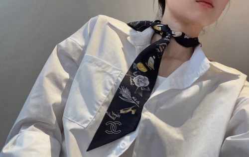 香奈儿 Twilly小丝巾来了，Chanel 名副其实的小可爱， 人手三条闭眼收，我都不拦着 N久都没有见过这么好看的Twilly 真的是真香本香了，凹造型必备