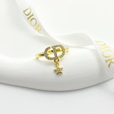 编码R055 Dior戒指热销款火爆上新 迪奥水钻Cd星星戒指 金色饰面金属环圈设计水钻Cd标志 搭配小星星吊坠灵动又可爱，整体凸显高级精致感 为各式造型增添高