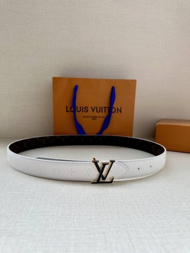 特 3.0宽Lv Flowergram Round 双面腰带以新颖视角解读路易威登经典元素，令圆瓣 Monogram 花卉化为瞩目金属搭扣。Monogram E