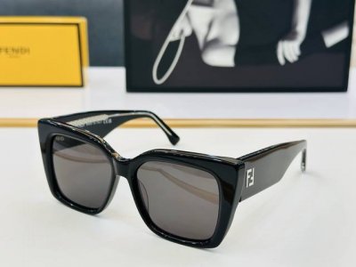fend* 芬家 Ff0052 Size：54口16-145 标新立异 L适合各种脸型