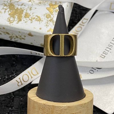 迪奥热销新款戒指上新独家高端品质实拍图不是市面上的普货重工电度360°无死角体现迪奥标志简单大方每一处细节都无漏洞做工精致细腻这怎么搭都美
