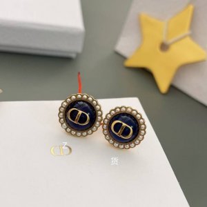 高品质 蓝色黑色可选细节如图 D琉璃珠耳钉 ZP4100 太美太美了 这款设计有点像小香风 花朵的造型 一颗让人过目不忘的琉璃珠 它是渐变的紫蓝 随着角度不同