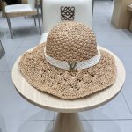 路易威登棒球帽 Louisvuitton针织度假风草帽 草帽就是入夏的标致 海边度假拍照简直不要太出片了 纯手工花式编织 柔韧性更强 不易拉断 颜色是比较自然的