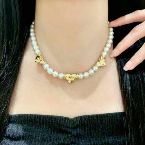 Chanel香奈儿 中古 字母项链小香家的款式真心无需多介绍每一款都超好看，精致大方，非常显气质.