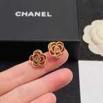 chanel 香奈儿新年红色山茶花双C耳钉 这款随意搭配都是非常好看百搭时尚单品 日常款 很修饰脸型 很上档次的 很优雅气质 香香的耳钉实在是太精致了、淑女大气