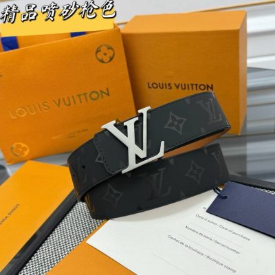 本款 M9346 Lv Dimension 双面腰为深邃皮革压印 Monogram 图案，翻转即现细腻平滑的一面，于优雅之中流露沉稳气韵。瞩目 Lv 字母搭扣以