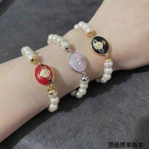 西太后珍珠手链 今年珍珠项链也是大势，珍珠上身真的绝绝子～银色土星搭配珍珠奶酷奶酷的。作为西太后女孩一定要入，墙裂推荐Cool Girl 还有可爱的小仙女们
